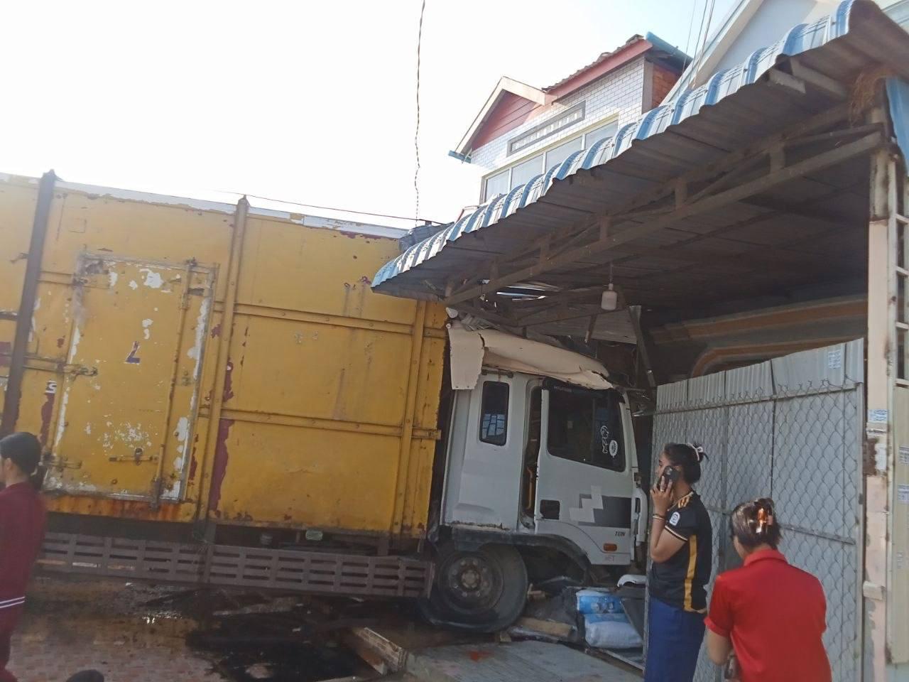 រថយន្តដឹកទឹកកកបុកកាមរីរុលទៅបុកសំយ៉ាបផ្ទះ បណ្តាលរបួសម្នាក់នៅប៉ោយប៉ែត