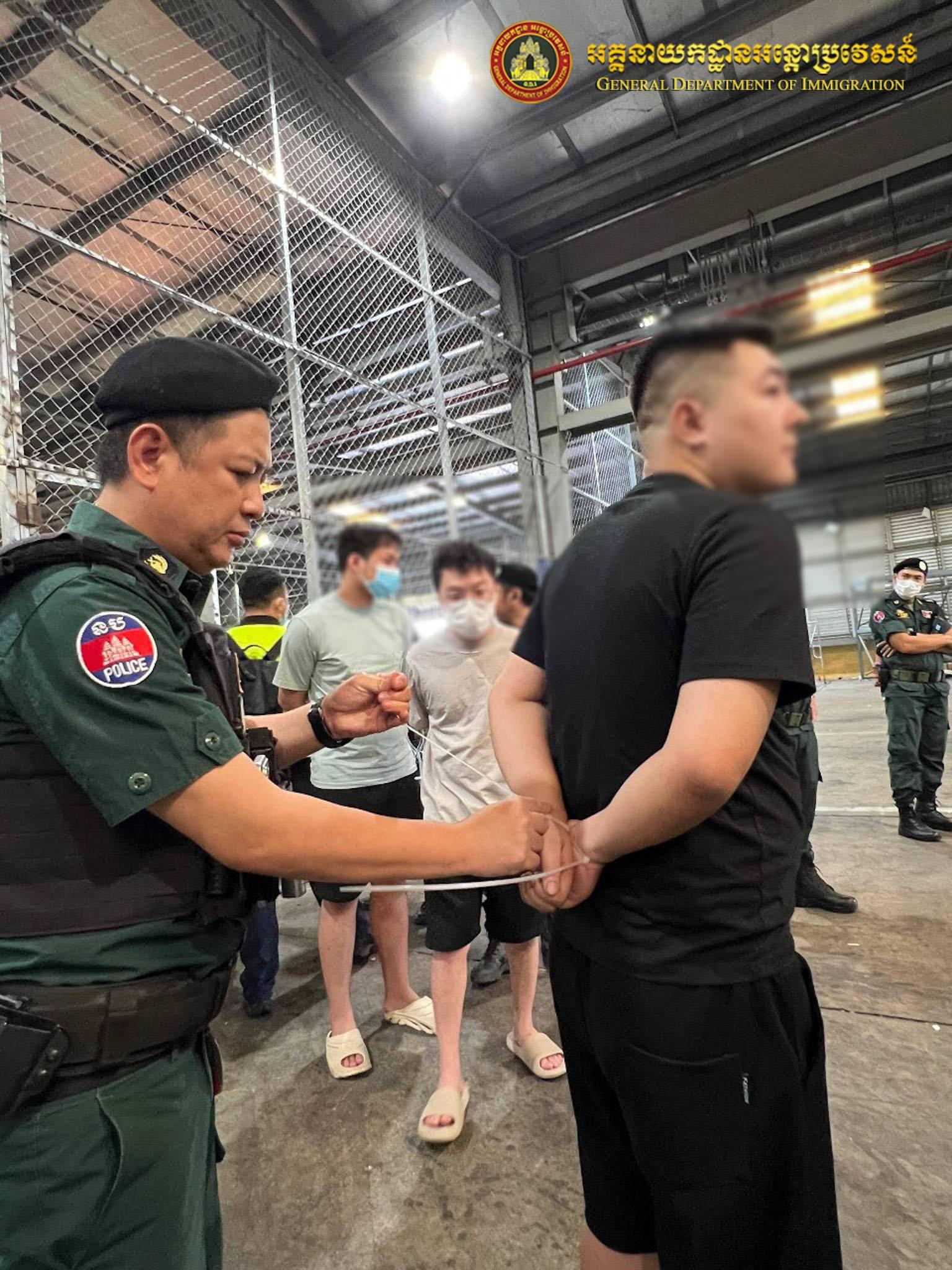 កម្ពុជាបណ្តេញជនជាតិចិន ៣២៧ នាក់ ពាក់ព័ន្ធការឆបោកតាមប្រព័ន្ធអនឡាញ