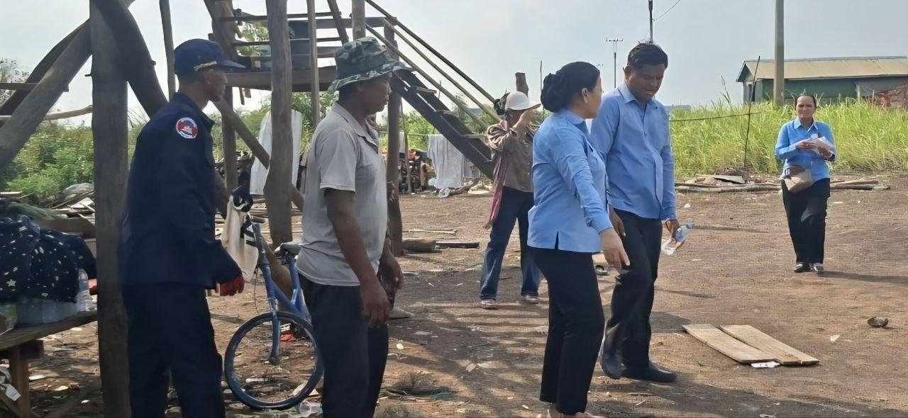 អាជ្ញាធរ និងកាកបាទក្រហម ប្រគល់ជំនួយយុត្តិធម៌ ដល់ប្រជាពលរដ្ឋរងគ្រោះខ្យល់កន្ត្រាក់កំពង់លែង