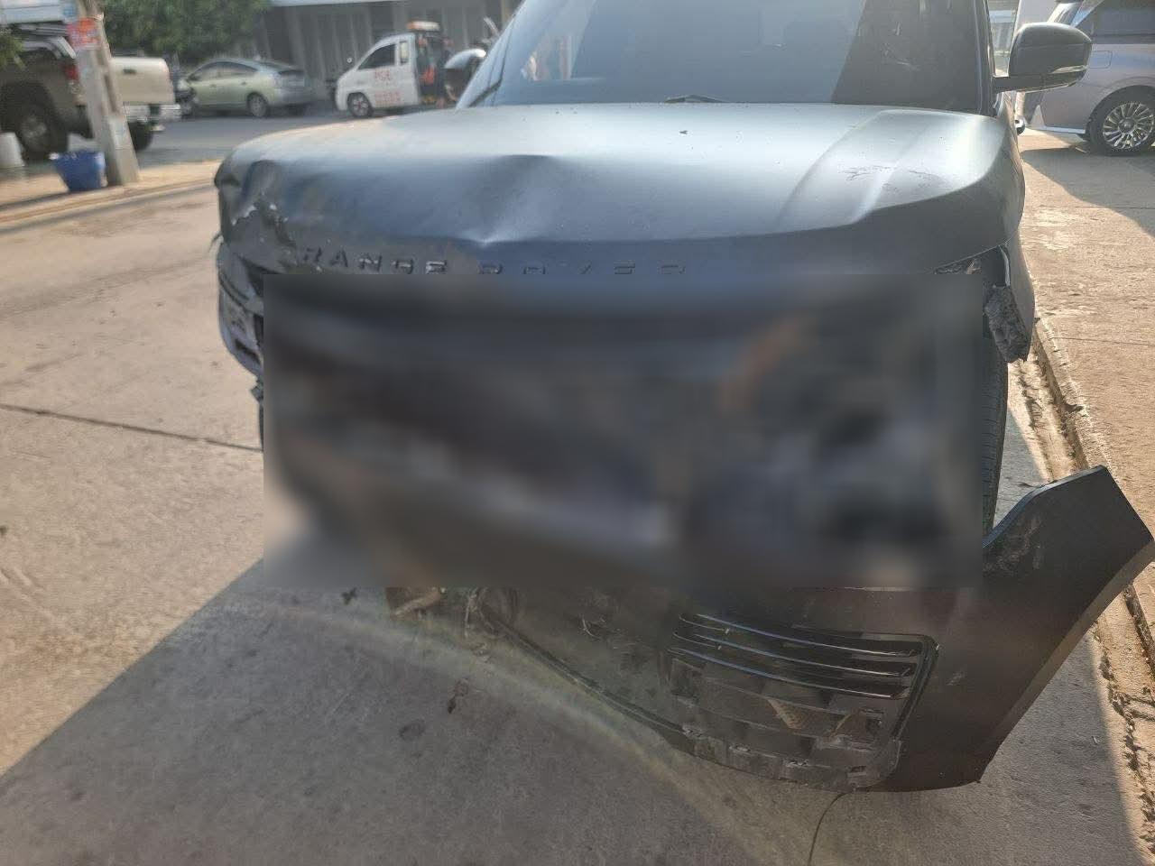 រថយន្ត Range Rover បុកពីក្រោយ Lexus រុញផ្ទប់បង្គោលភ្លើង ម្ចាស់ដោះស្លាកលេខគេចបាត់