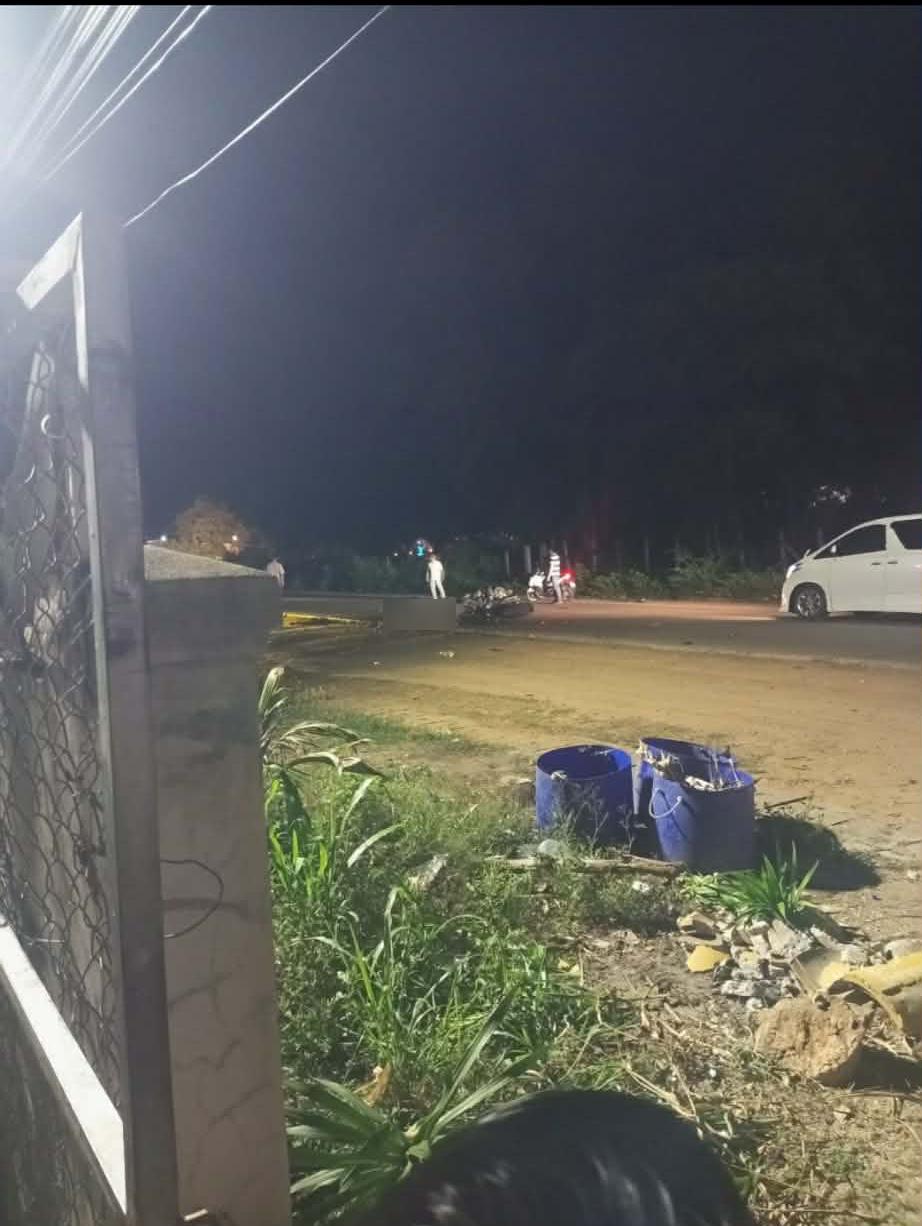 ព្រឹត្តិការណ៍ឈាមជ័រ! ម៉ូតូវ៉ាជែងរថយន្តបុកគ្នាពេញទំហឹង ស្លាប់៣នាក់នៅប៉ៃលិន