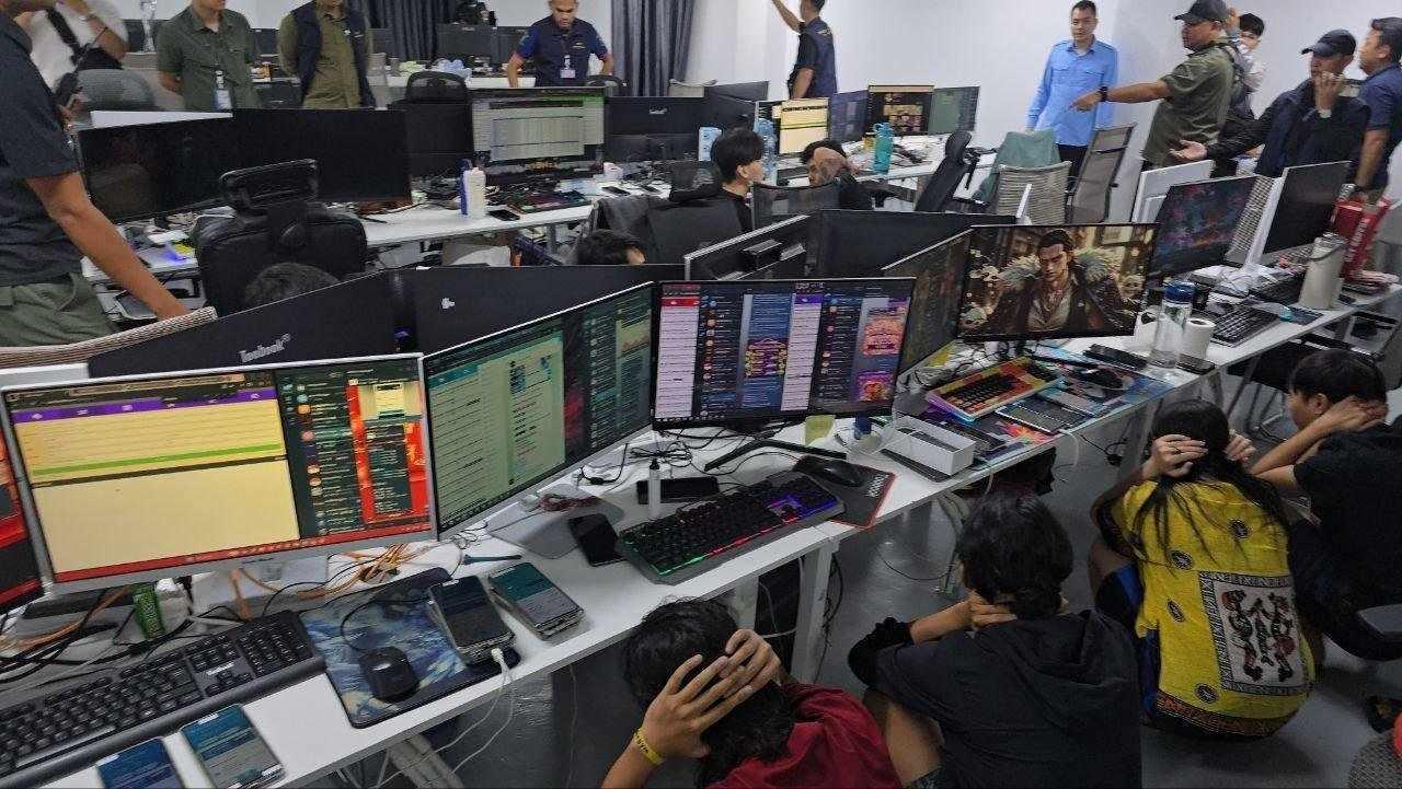 កម្លាំងសមត្ថកិច្ចបង្ក្រាបទីតាំងលួចលាក់ឆបោកតាមប្រព័ន្ធអនឡាញ ឃាត់ខ្លួនជនបរទេសជិត៥០នាក់