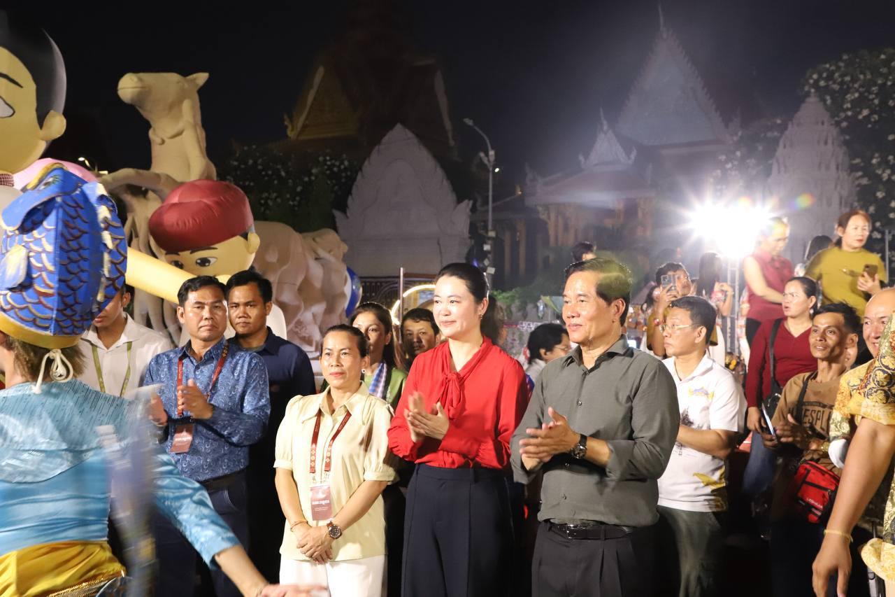 យុវជនរាប់ពាន់នាក់ដង្ហែក្បួននគរសង្ក្រាន្តឆ្នាំ២០២៦ នៅផ្លូវថ្មើរជើងចតុមុខ