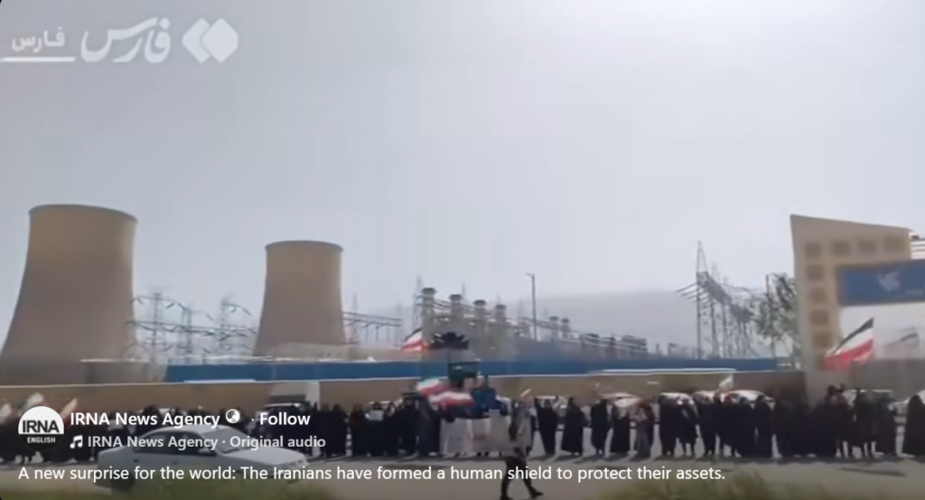 ប្រជាជនអ៊ីរ៉ង់ឈរការពារប្រទេសជាខ្សែសង្វាក់មនុស្ស ខណៈត្រាំយល់ព្រមបទឈប់បាញ់២សប្តាហ៍