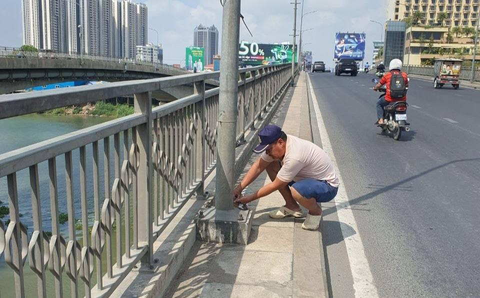 ចោរលួចប៊ូឡុងភ្លើងលើស្ពានព្រះមុនីវង្សចាស់ អាជ្ញាធរប្រញាប់ជួលជុលឡើងវិញ