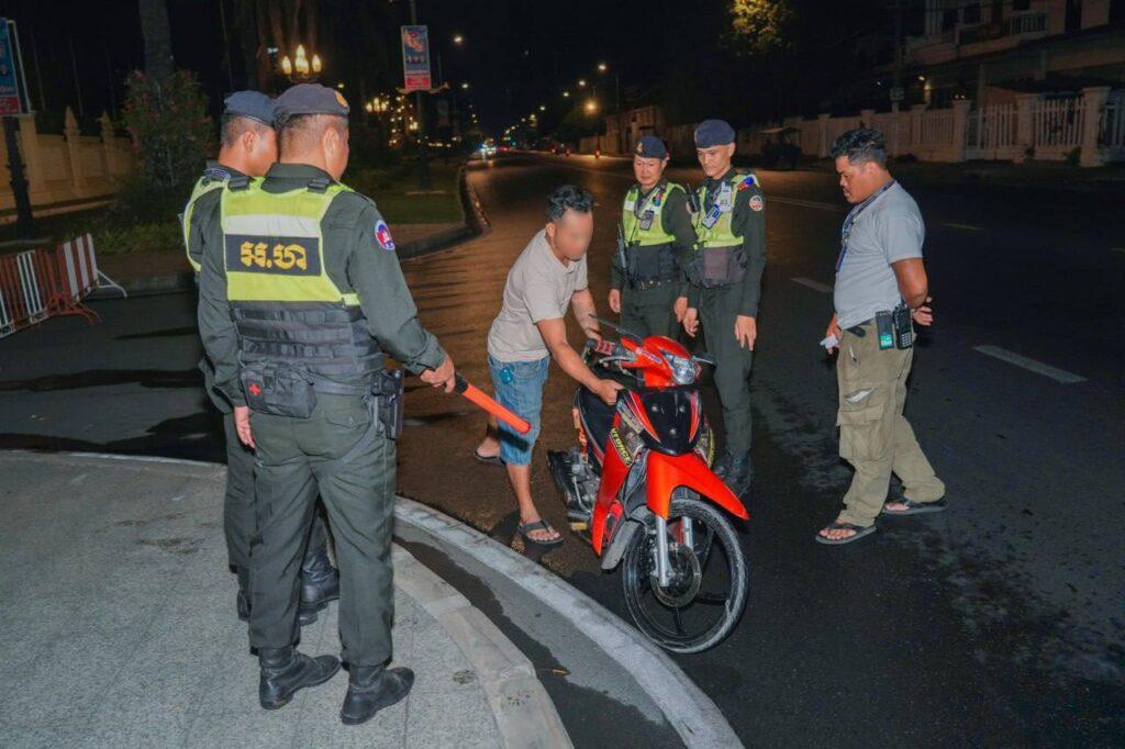 អាវុធហត្ថភ្នំពេញបង្ក្រាបរថយន្ត-ម៉ូតូកែច្នៃបំពង់ស៊ីម៉ាំងខុសលក្ខណៈបច្ចេកទេស