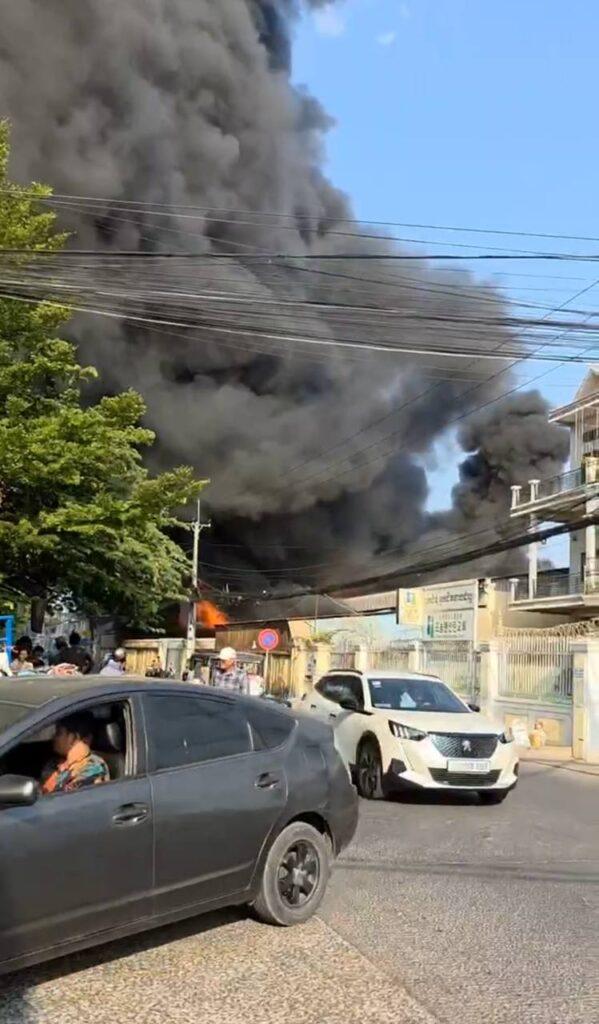 អគ្គិភ័យឆាបឆេយឃ្លាំងធំនៅខណ្ឌសែនសុខ កម្លាំងបង្ការពន្លត់អគ្គិភ័យរាជធានីភ្នំពេញរត់ម៉ាស៊ីនទៅបញ្ចុះ