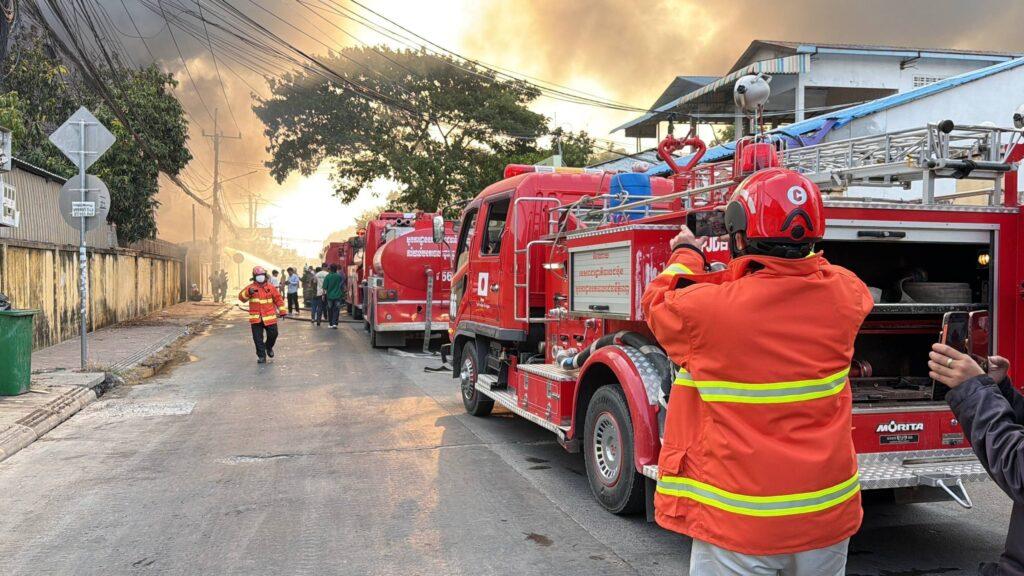 ភ្លើងឆាបឆេះឃ្លាំងសំណង់ធំក្នុងរាជធានី ប្រើឡានទឹកជាង៧០គ្រឿងគ្រប់គ្រង