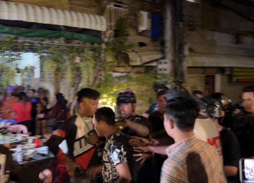 អាក្រក់! បុរស៣នាក់ផឹកស្រវឹងបង្កហិង្សាជាមួយសមត្ថកិច្ច ក្រោយត្រូវគេរាយការណ៍ពីការចាក់បាស់រំខានដល់សង្កាត់