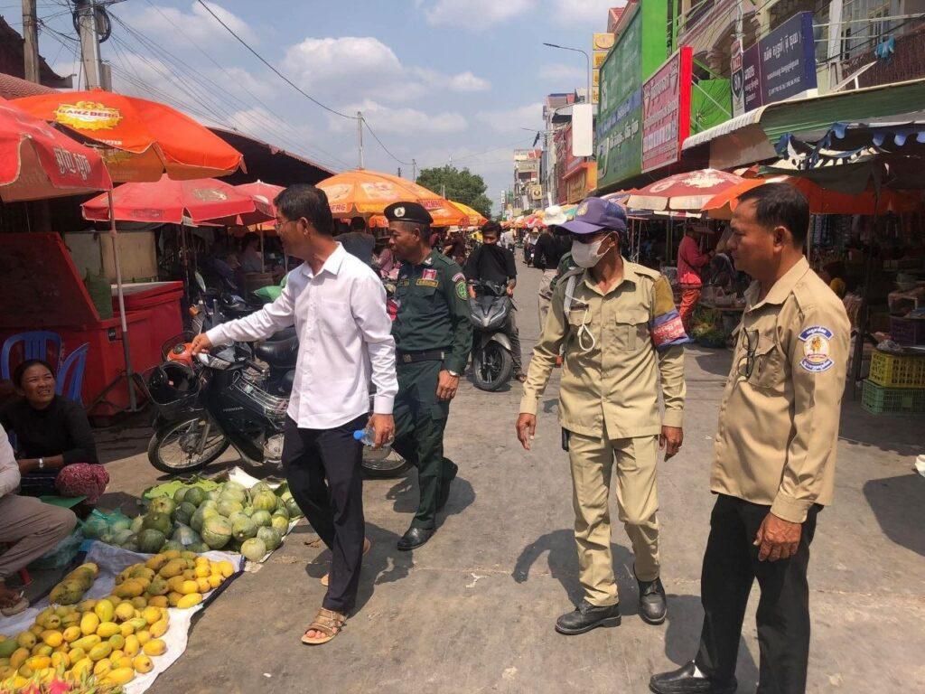 អភិបាលរងក្រុងដូនកែវ ដឹកនាំកម្លាំងចុះរៀបសណ្តាប់ធ្នាប់ និងត្រួតពិនិត្យតម្លៃភាស៊ីជុំវិញផ្សារធំតាកែវ