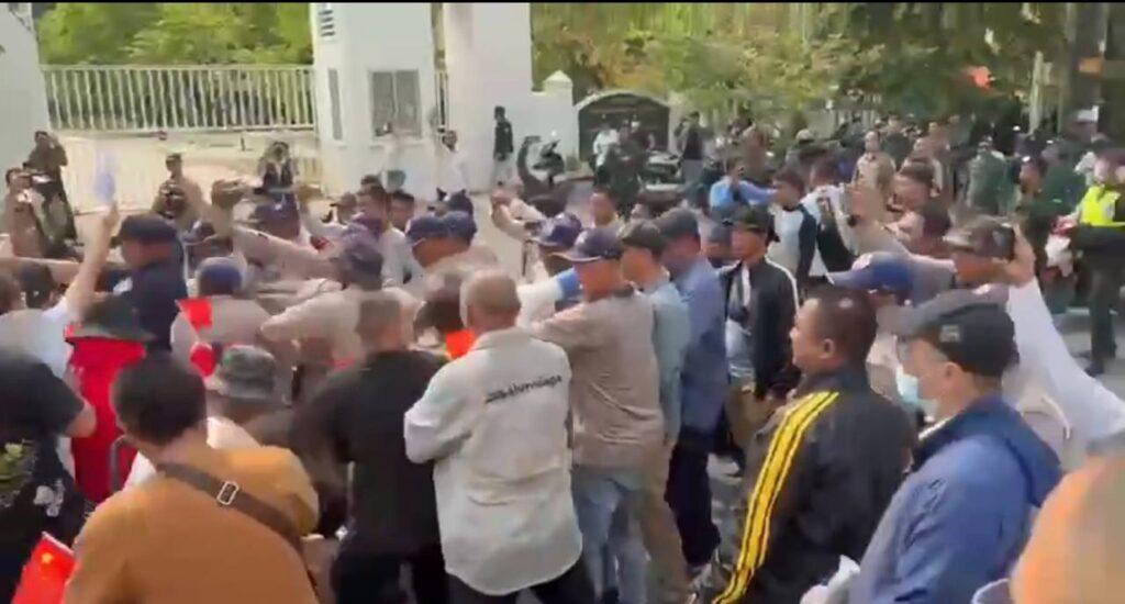 អតិថិជនចិនក្រុមហ៊ុនហួយវ័ន បិទផ្លូវមុខធនាគារជាតិ និងវាយសមត្ថកិច្ចខណៈចុះអន្តរាគមន៍