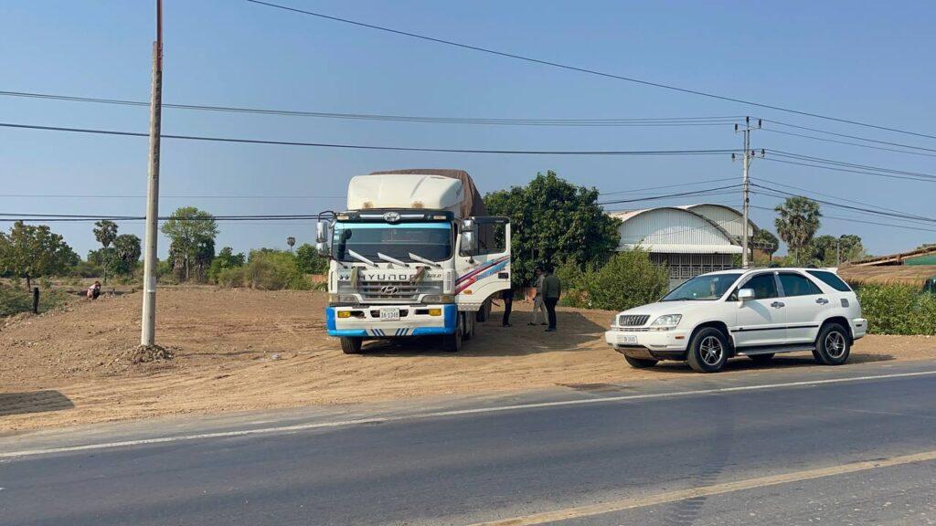 រថយន្តដឹកទំនិញ២គ្រឿងត្រូវឃាត់សង្ស័យដឹកលើសទម្ងន់ តែត្រូវដោះលែងវិញបន្ទាប់ពីជជែកគ្នាជាច្រើនម៉ោង