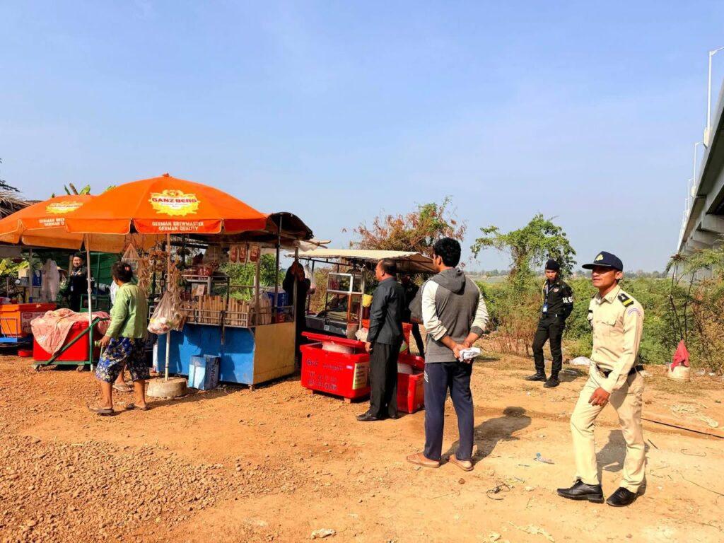 គណៈបញ្ជាការឯកភាពស្រុកចិត្របុរី រុះរើទីតាំងលក់ដូរក្រោមស្ពានមិត្តភាពមេគង្គក្រចេះរួចរាល់