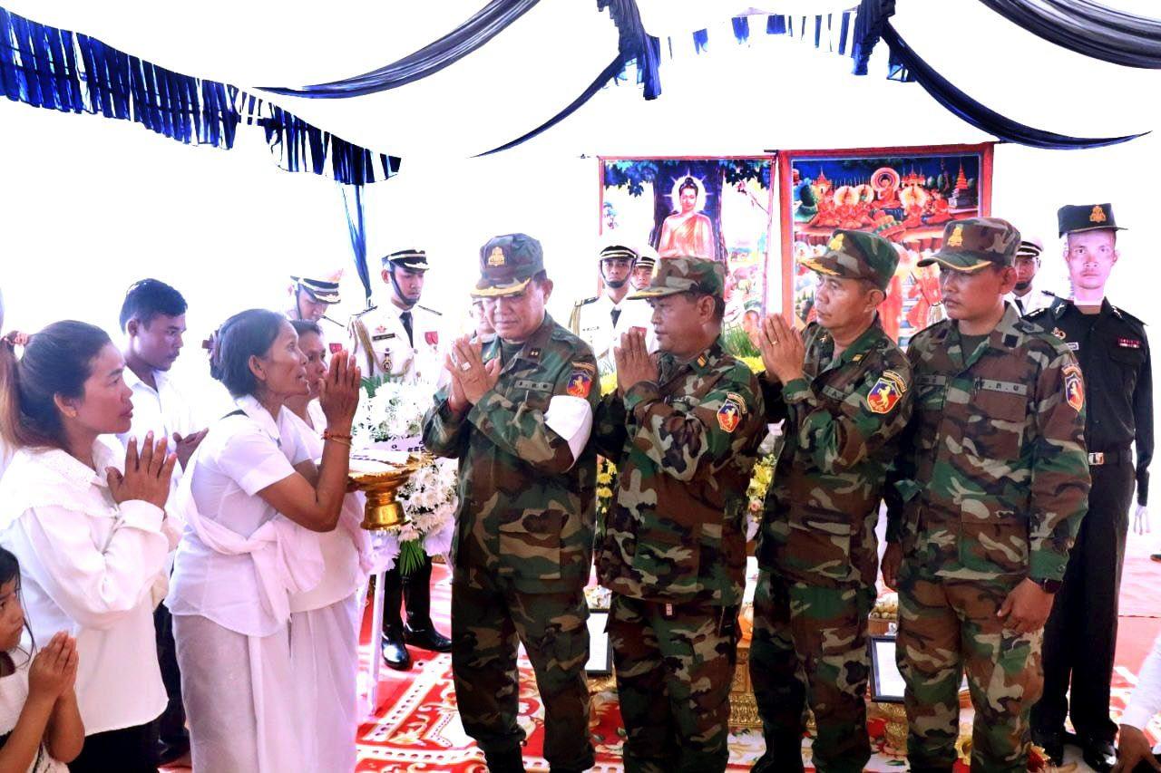 ឧត្តមសេនីយ៍ទោ ឈឺន វណ្ណី ដឹកនាំគណៈប្រតិភូគោរពវិញ្ញាណក្ខន្ធ និងរំលែកទុក្ខដល់ក្រុមគ្រួសារវីរយុទ្ធជន អនុសេនីយ៍ឯក សុក ណាវុន