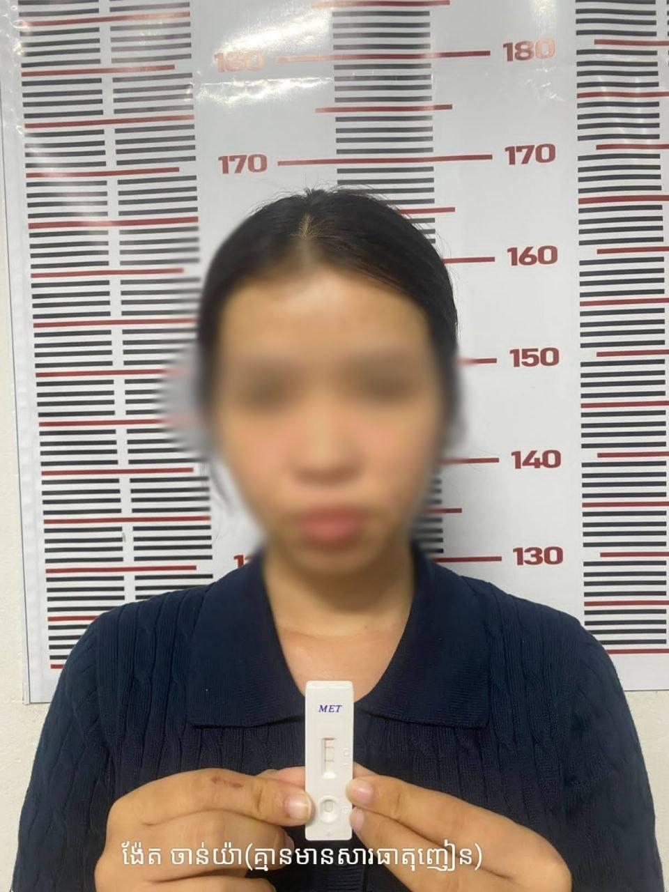 គួរឲ្យខ្លាច! ស្ត្រីវ័យ២១ឆ្នាំស្លៀកឯកសណ្ឋាននគរបាលក្លែងក្លាយ ត្រូវសមត្ថកិច្ចឃាត់ខ្លួននៅខណ្ឌកំបូល