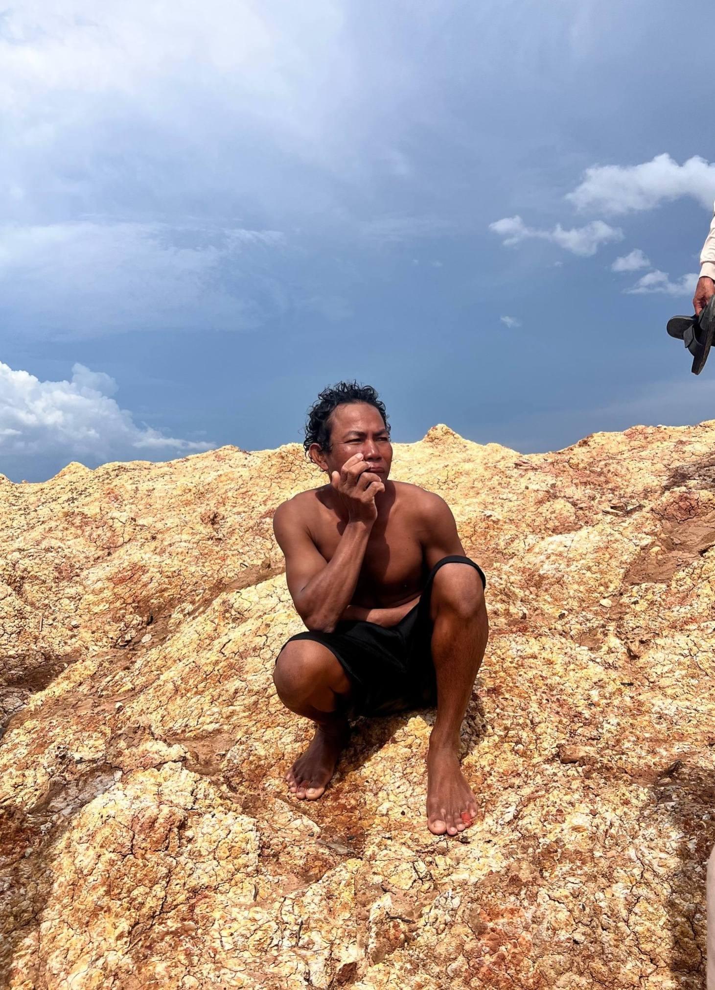 ឪពុករស់រានមានជីវិតយ៉ាងអស្ចារ្យ! ប្រពន្ធ និងកូនប្រុស២នាក់ នៅបាត់ខ្លួនក្នុងសមុទ្រកែប ក្រោយលិចទូកយ៉ៗ