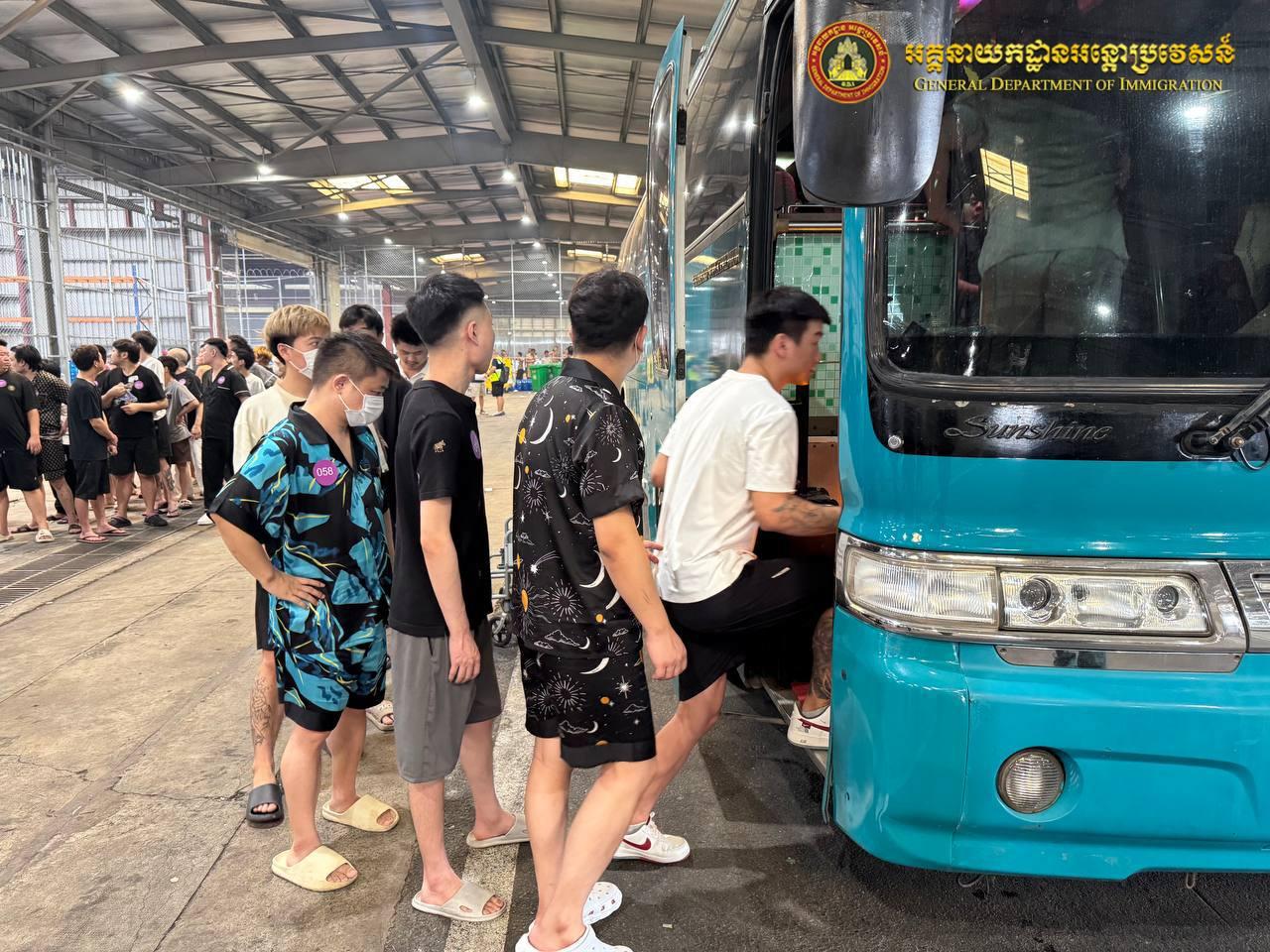 ជនជាតិចិន ១៧៣នាក់ ត្រូវបណ្ដេញចេញពីកម្ពុជា ក្រោយរកឃើញពាក់ព័ន្ធការងារខុសច្បាប់ និងឆបោកតាមអនឡាញ