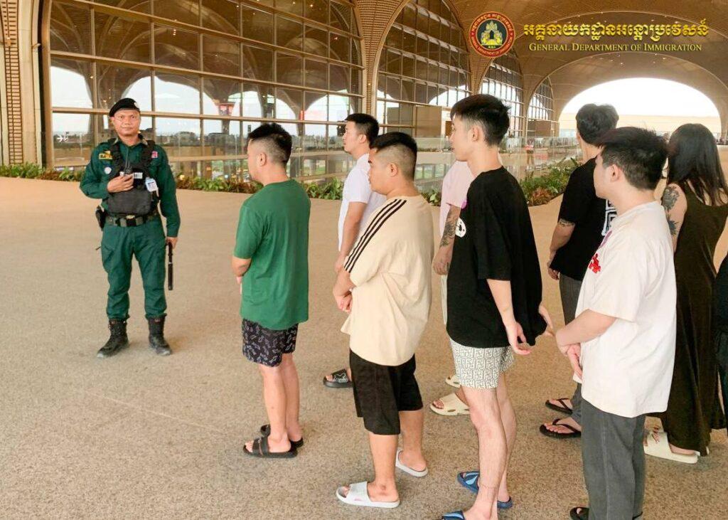 កម្ពុជាបណ្ដេញជនជាតិចិន ១៥៦នាក់ ពីបទឆបោកអនឡាញ និងស្នាក់នៅខុសច្បាប់ចេញពីប្រទេស