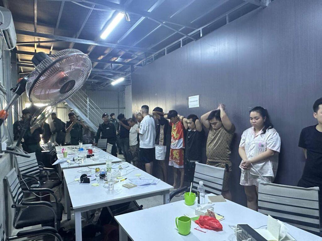 ឃាត់ខ្លួនជនបរទេសជាង១០០នាក់ នៅតំបន់សកលផ្លាហ្សា ក្រុងបាវិត ពាក់ព័ន្ធការឆបោកតាមប្រព័ន្ធអនឡាញ