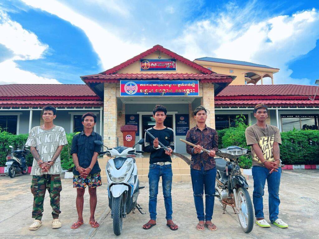 អាវុធហត្ថកំពង់ស្ពឺបង្រ្កាបក្មេងទំនើង៥នាក់ ដេញកាប់គ្នាតាមផ្លូវជាតិលេខ៤៤