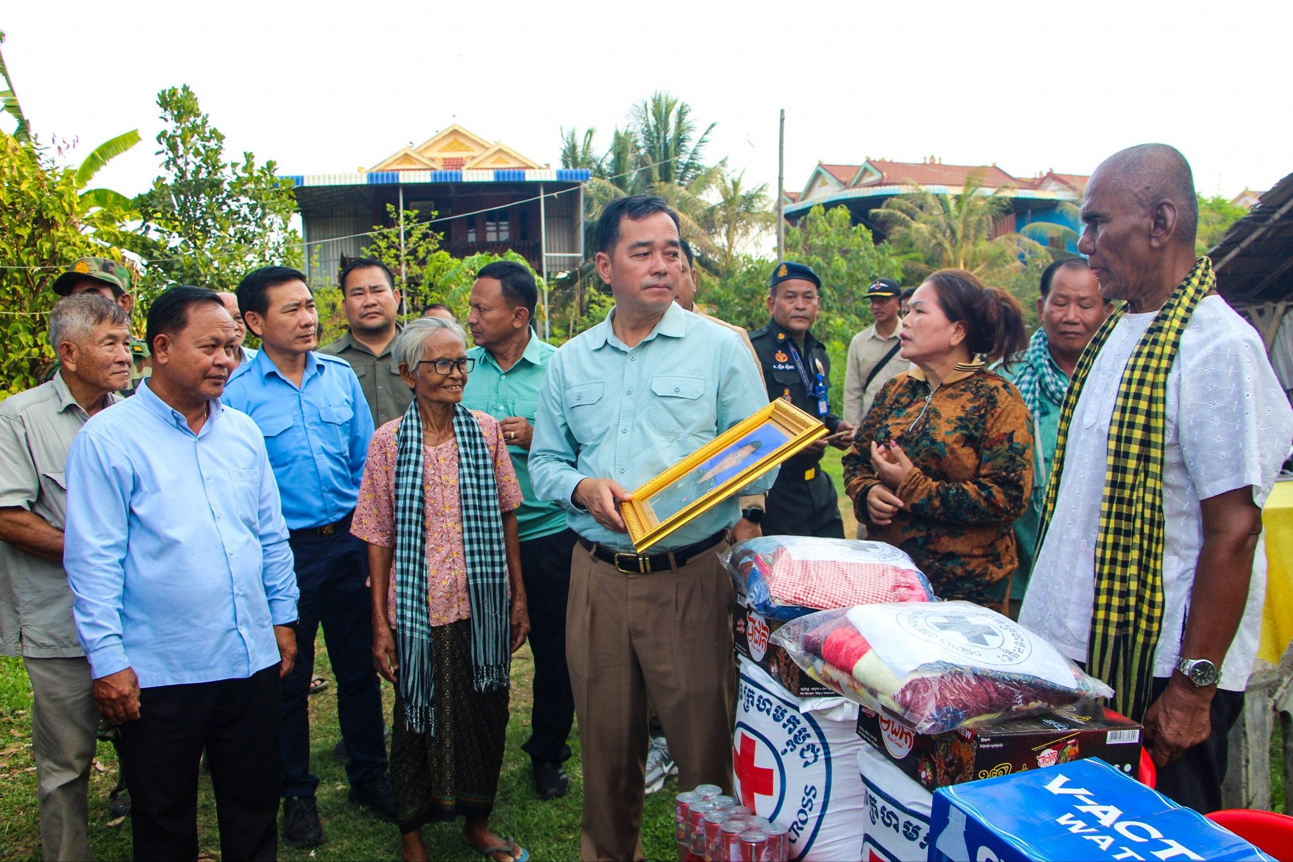 ម្តាយវីរៈយុទ្ធជនពលី រំជួលចិត្តរហូតស្រក់ទឹកភ្នែក ពេលអភិបាលខេត្តនាំយកអំណោយថវិកាជូនដល់ផ្ទះ