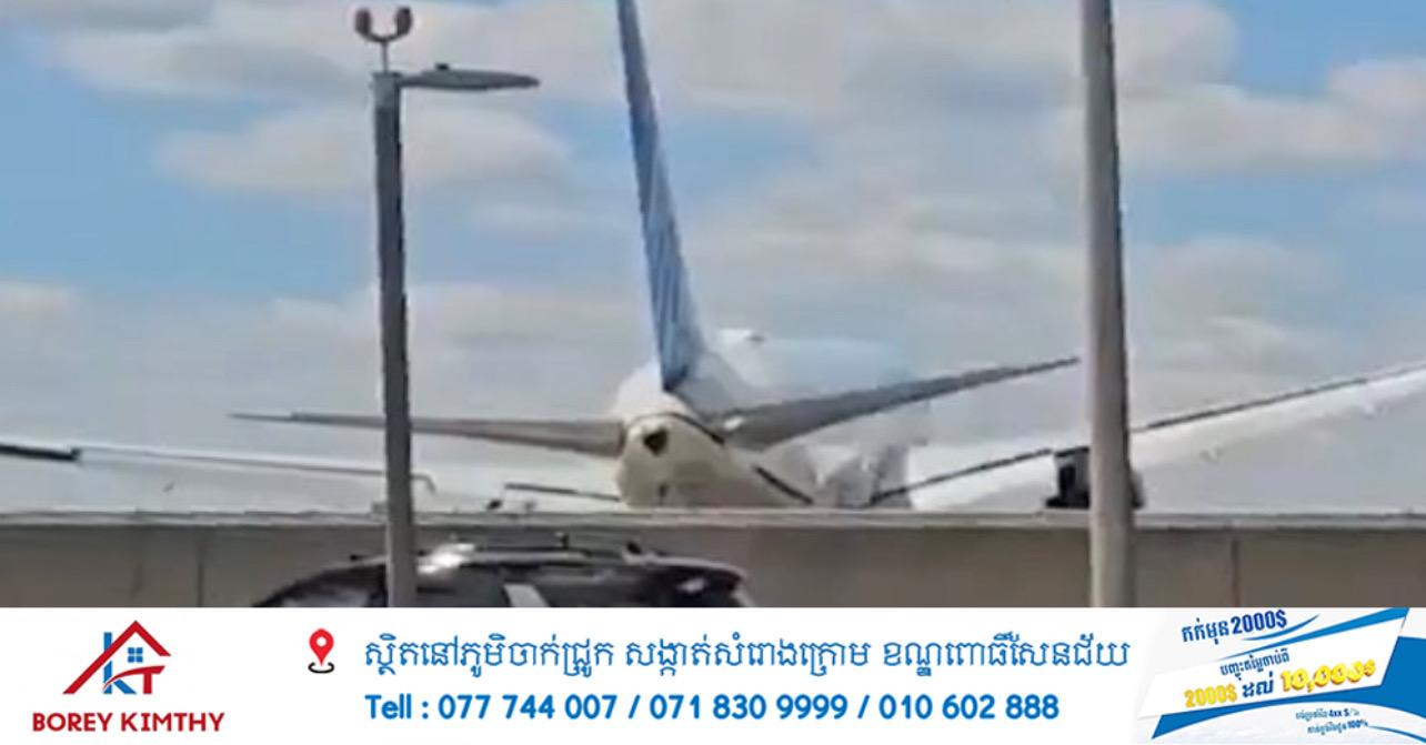 ភ្ញាក់ផ្អើល! យន្តហោះ Boeing 767 ផ្ទុកអ្នកដំណើរជាង ២០០នាក់ បុកបង្គោលភ្លើងពេលចុះចតនៅញូវយ៉ក តែគ្មានអ្នករងរបួសធ្ងន់ធ្ងរ