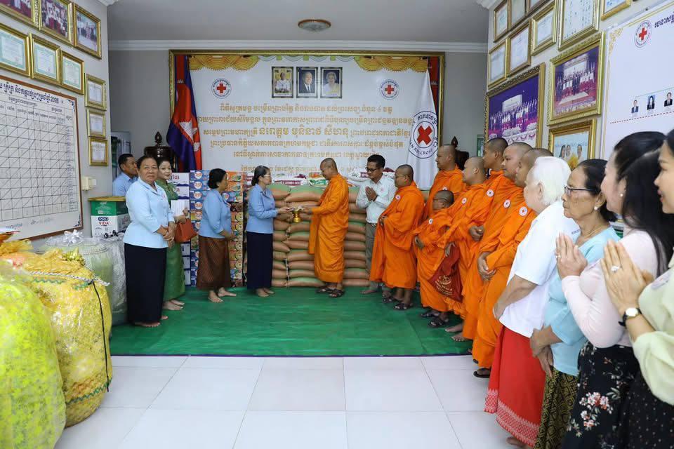 សម្តេច ម៉ែន សំអន ទទួលបានអង្ករ ៣តោន និងថវិកា ពីសប្បុរសជន សម្រាប់ខួប១៦៣ឆ្នាំ កាកបាទក្រហមសកល