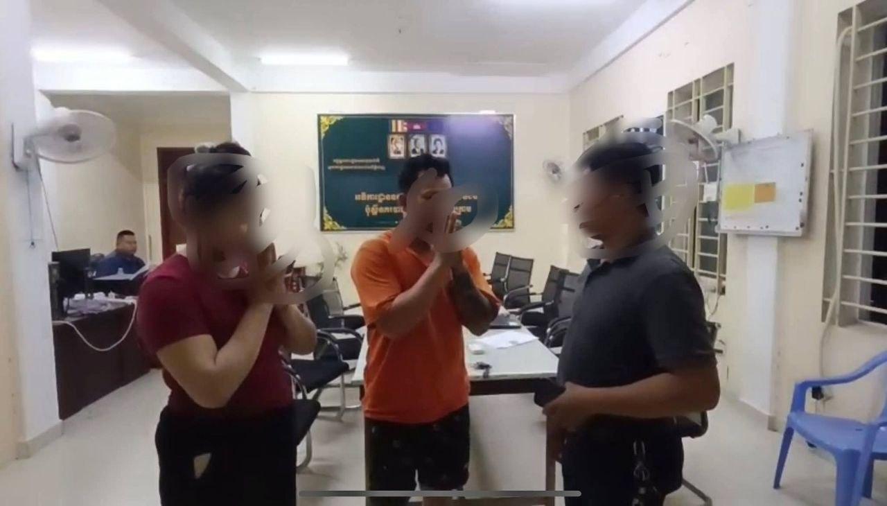 វីរៈបុរសចិត្តក្លាហាន! បុរសកាន់ដំបងកាក់ស្ទាក់រថយន្តដឹកកុងតឺន័រ ត្រូវប៉ូលិសហៅមកស្តីបន្ទោស ក្រោយរាំងអស់ពាក្យឈ្លោះនៅលើហ្វេសប៊ុក