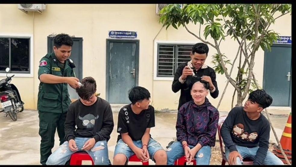 បាវិត៖ ក្មេងទំនើង ៤នាក់ ជិះម៉ូតូបង្ហោះក្នុងតំបន់សេដ្ឋកិច្ចពិសេស ត្រូវនគរបាលឃាត់ខ្លួនដកហូតម៉ូតូ