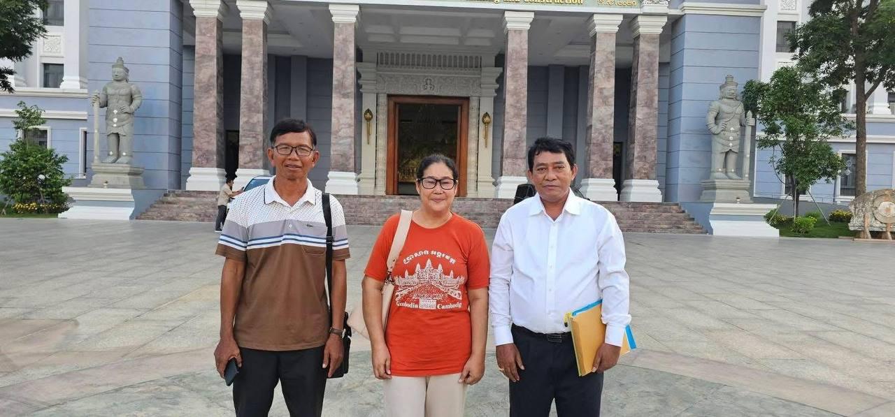 ទឹកភ្នែកនៃក្តីរីករាយ! ស្ត្រីម្នាក់នៅកំពង់ឆ្នាំងទទួលបានប្លង់ដីវិញ តាមរយៈសេវារហ័សក្រសួងរៀបចំដែនដី