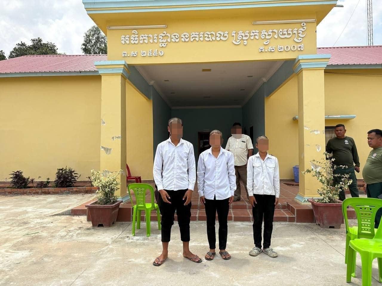 នគរបាលស្រុកស្វាយជ្រំ កោះហៅក្មេងទំនើង ៣នាក់ រំលោភចូលសាលារៀនមកអប់រំ