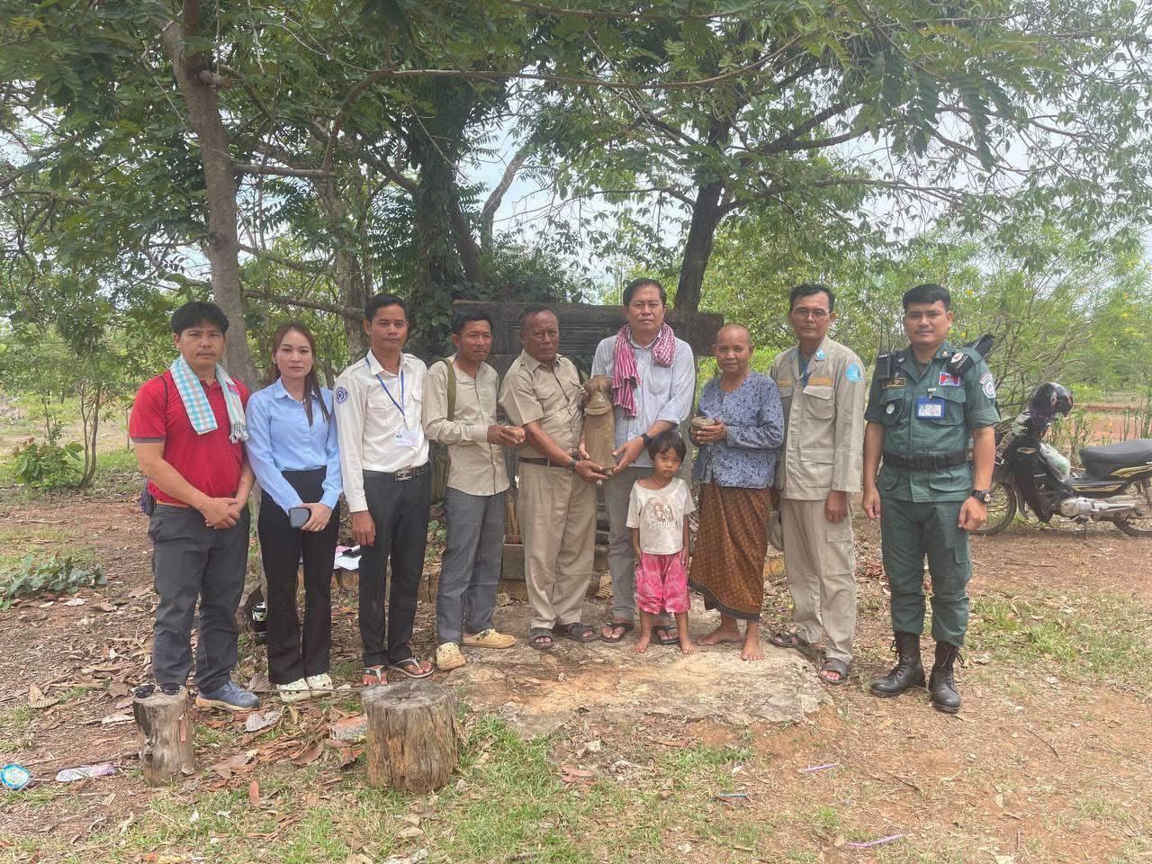 ប្រជាពលរដ្ឋប្រគល់វត្ថុបុរាណដល់អាជ្ញាធរជាតិព្រះវិហារ រួមមានដងខ្លួនទេពស្រី និងខួចដីដុតអាយុកាលជាង១០០០ឆ្នាំ