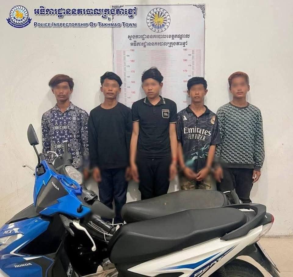 ឈ្លោះប្រកែកលើ TikTok ក្មេងទំនើងតាខ្មៅ ៥នាក់ សម្រុកគប់ដុំថ្មដាក់ជនរងគ្រោះ