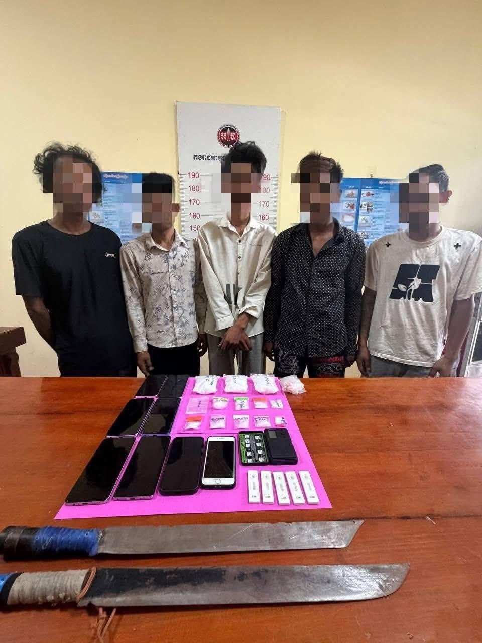 ខ្ទប់តំបន់ឈ្នាន់! កម្លាំងអាវុធហត្ថតាកែវ-កណ្តាលសហការបង្រ្កាបក្រុមជួញដូរគ្រឿងញៀន ឃាត់ខ្លួន៥នាក់ដកហូតសារធាតុញៀនជាង៣០០ក្រាម