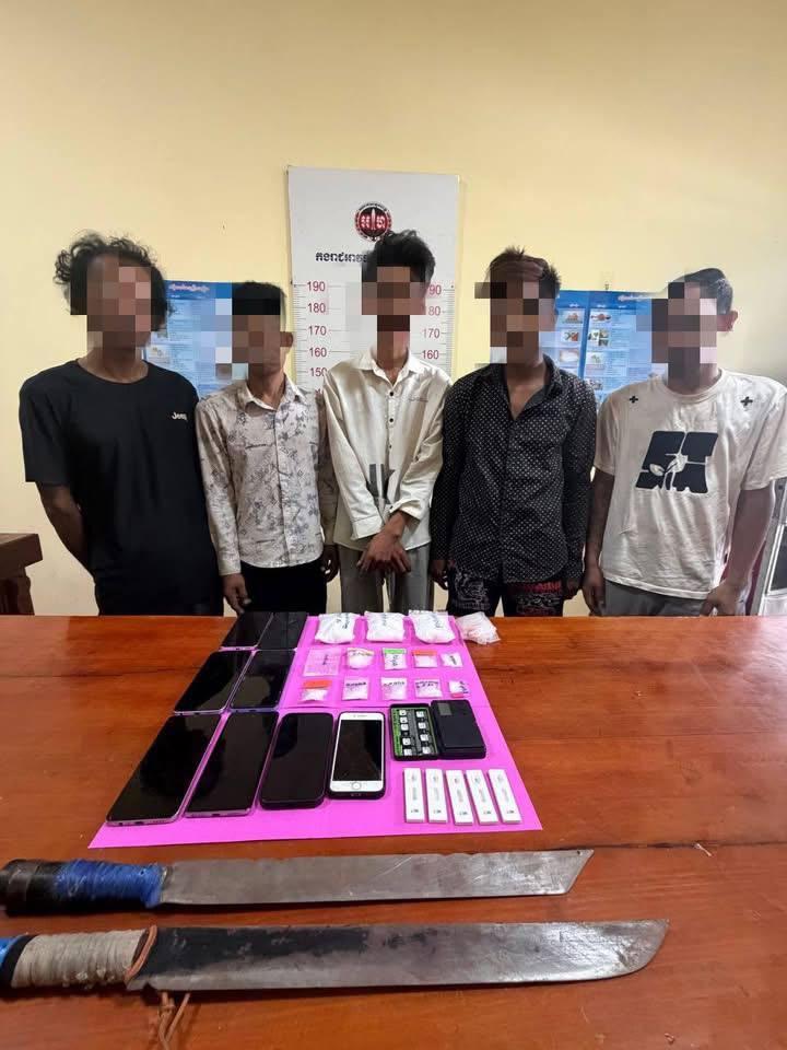 ប្រតិបត្តិការផ្ទុះមួយ! កងរាជអាវុធហត្ថខេត្តតាកែវ ឈានទៅដល់ខេត្តកណ្តាល ឃាត់ខ្លួនជនសង្ស័យជួញដូរថ្នាំញៀន៥នាក់ ដកហូតវត្ថុតាងយ៉ាងច្រើន
