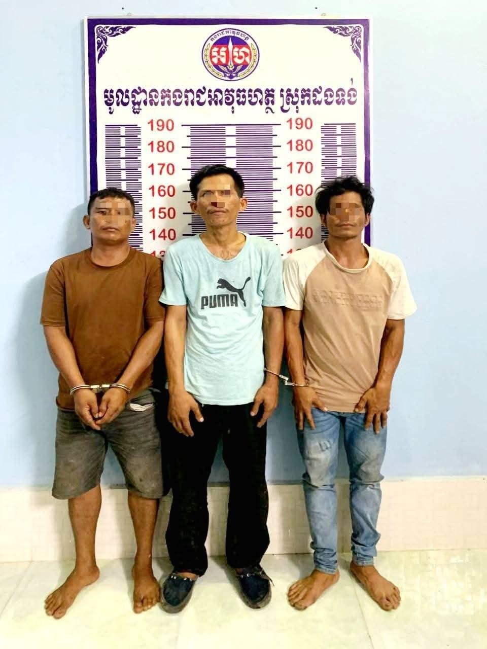 ឃាត់ខ្លួនជនសង្ស័យជួញដូរគ្រឿងញៀន ៣នាក់ នៅស្រុកដងទង់ ខេត្តកំពត