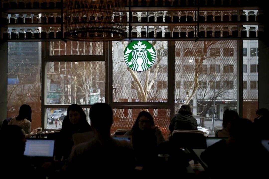 លាលែង! នាយក Starbucks Korea ត្រូវបណ្តេញចេញ ក្រោយយុទ្ធនាការ ‘Tank Day’ ប្រមាថដល់វិញ្ញាណក្ខន្ធជនរងគ្រោះ Gwangju 1980