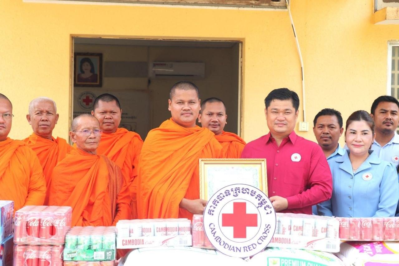 ព្រះសង្ឃ១៩វត្តក្នុងក្រុងបាវិត ប្រគេនបច្ច័យ-ទេយ្យទានជូនកាកបាទក្រហម ត្រៀមជួយប្រជាពលរដ្ឋរងគ្រោះ