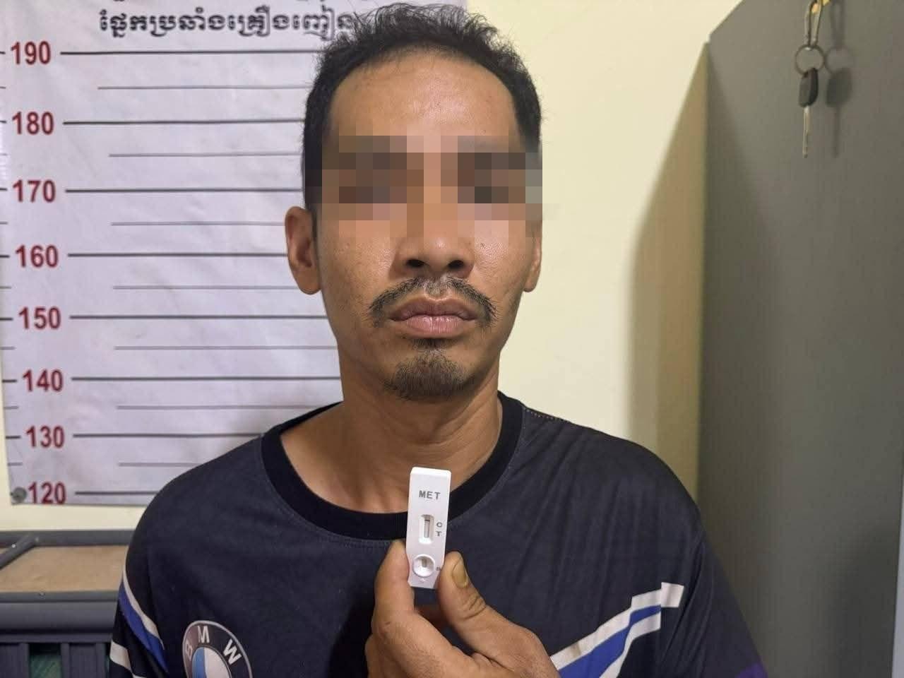 ពលរដ្ឋរាយការណ៍តាម App NoDrug នគរបាលចាប់ខ្លួនជនសង្ស័យ២នាក់ ពាក់ព័ន្ធគ្រឿងញៀននៅខណ្ឌឫស្សីកែវ