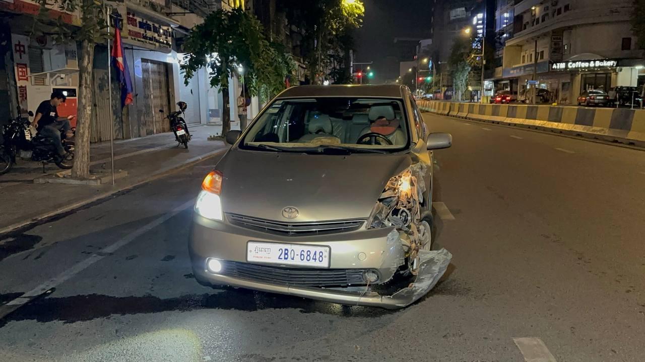 រថយន្ត Prius បុករបាំងថ្មពុះចែកទ្រូងផ្លូវ ខូចខាតយ៉ាងដំណំនៅភ្នំពេញ