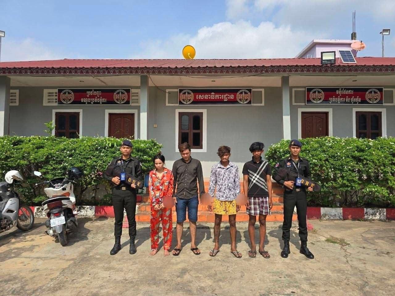ឃាត់ខ្លួនជនសង្ស័យ ៤នាក់ ជាប់ពាក់ព័ន្ធគ្រឿងញៀននៅខេត្តកំពង់ស្ពឺ ដកហូតវត្ថុតាងច្រើនមុខ