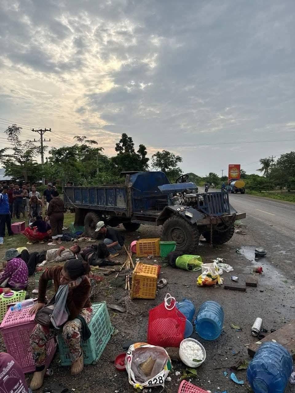 សោកនាដកម្ម! រថយន្ត២គ្រឿងបុកគ្នាផ្ទួនៗ បណ្ដាលឲ្យស្លាប់១នាក់ របួសជិត២០នាក់ នៅស្រុករតនមណ្ឌល បាត់ដំបង