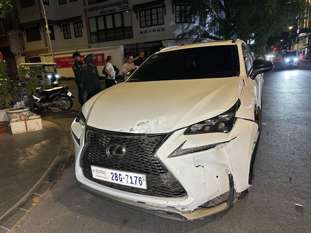 រថយន្ត Lexus NX200t បុកឡំប្រឺតាប៉ើងទៅបុកទ្វារផ្ទះពលរដ្ឋ បណ្តាលឲ្យរបួស២នាក់នៅបឹងព្រលឹត