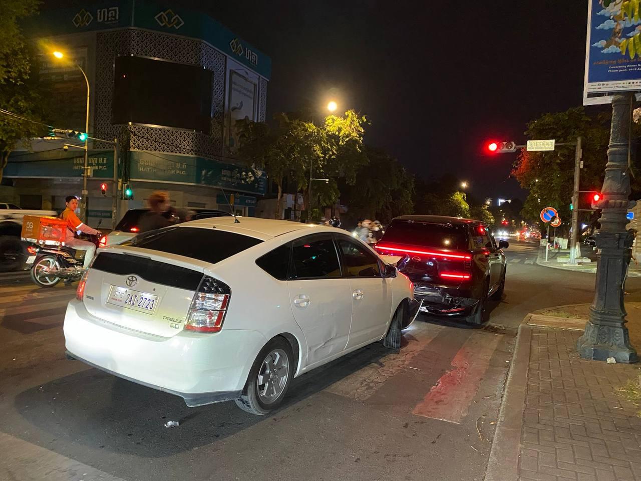 រថយន្ត Toyota Prius បុក GAC S7 ពីក្រោយ ខណៈចាំភ្លើងក្រហម សន្តិភាពដោះស្រាយគ្នាបានរួចរាល់