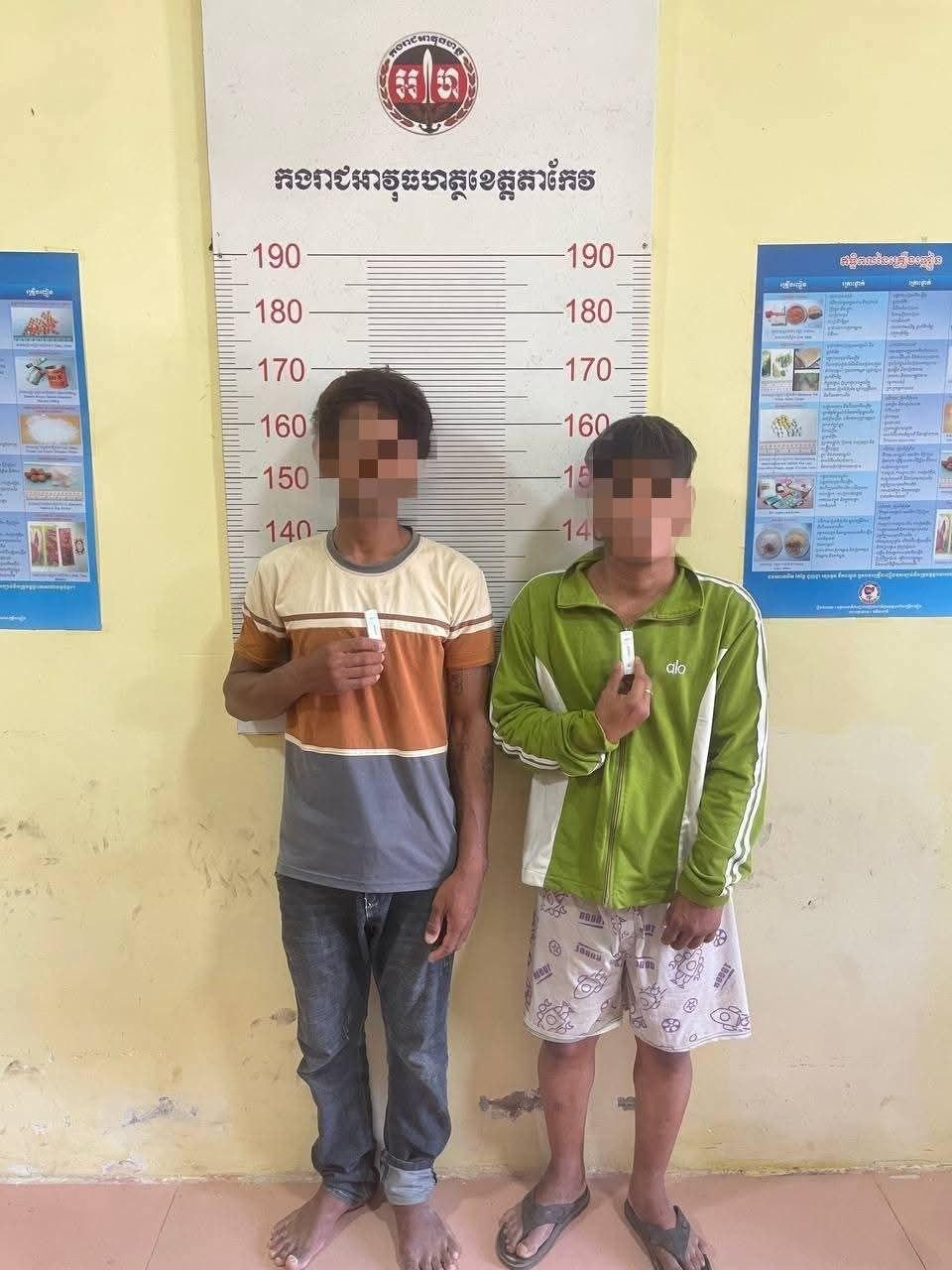 ឃាត់ខ្លួនពីរនាក់! កម្លាំងអាវុធហត្ថតាកែវវាយឆ្មក់ទៀត ដកហូតគ្រឿងញៀននិងសម្ភារសេពជាក់ស្ដែង