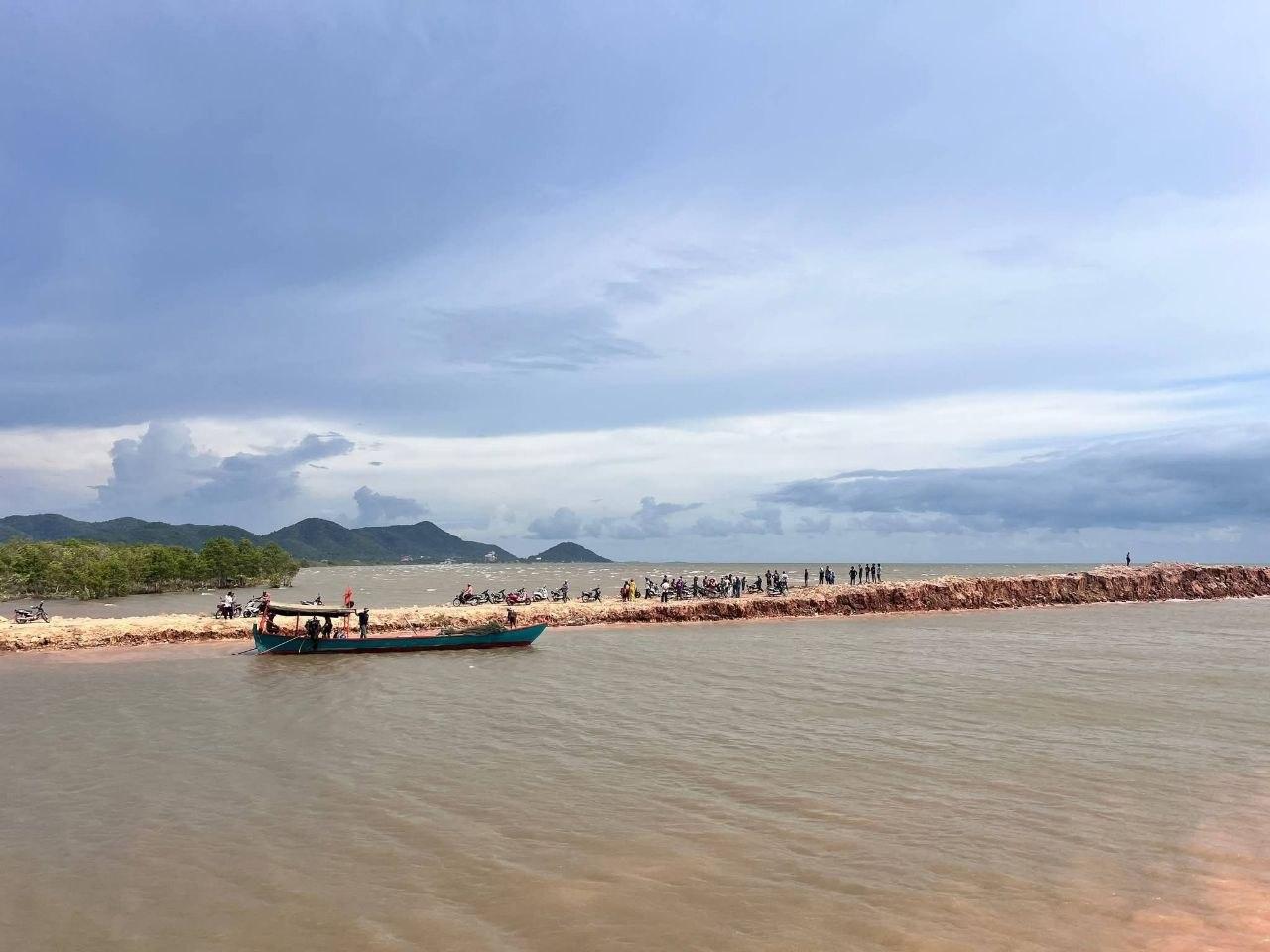 សោកនាដកម្មលើផ្ទៃសមុទ្រ៖ ទូកពលរដ្ឋក្រឡាប់លិចនៅកែប បាត់ម្តាយនិងកូនប្រុសពីរនាក់នៅរស់តែឪពុកម្នាក់គត់