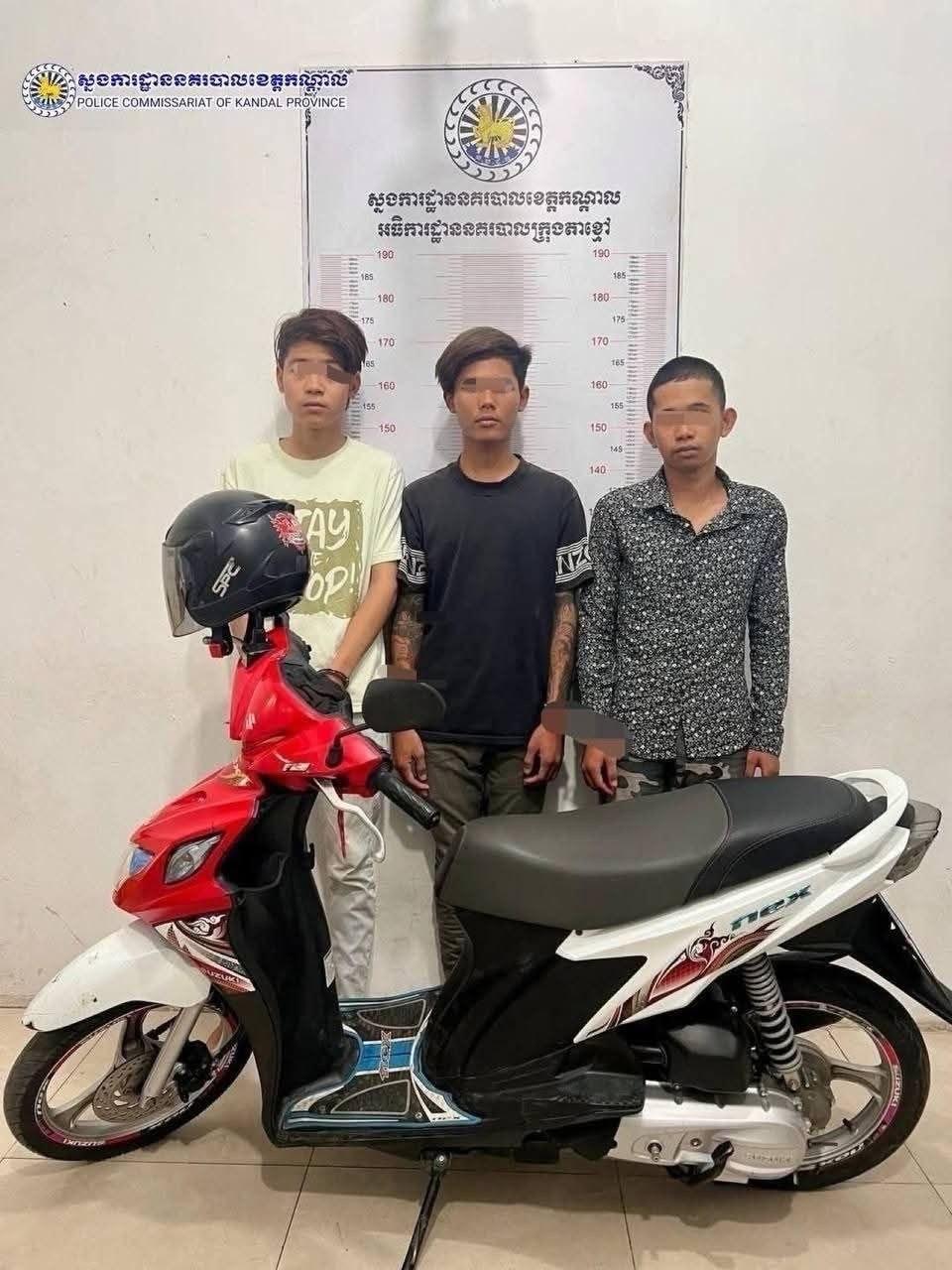 ឃាត់ខ្លួនជនសង្ស័យ៣នាក់ ករណីក្មេងទំនើងវាយធាក់គ្នានៅក្រុងតាខ្មៅ កំពុងតាមប្រមាញ់គូររួមគេចខ្លួនបន្តទៀត