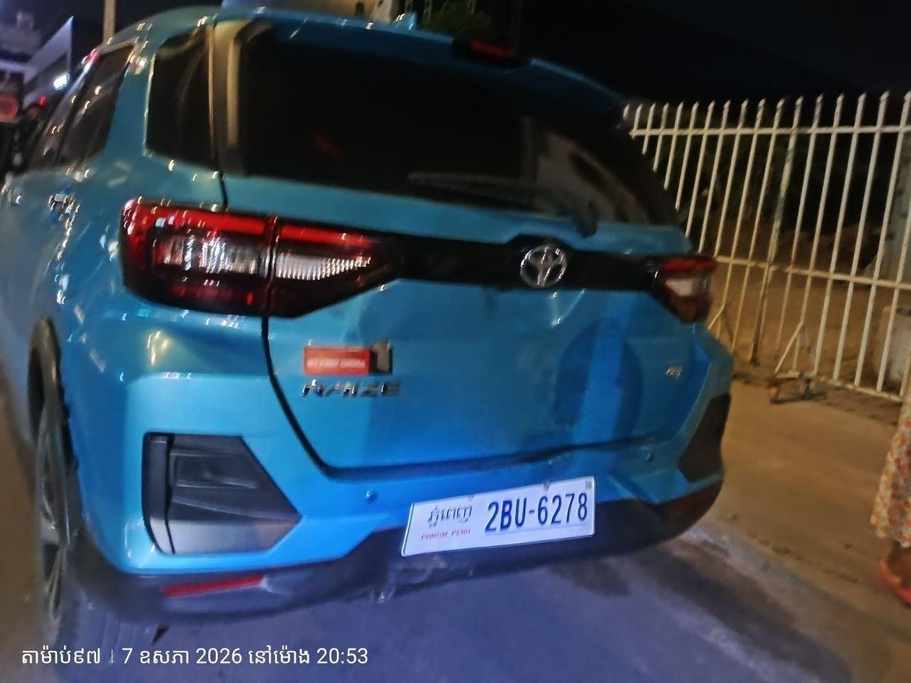 រថយន្ត Toyota Raize ត្រូវម៉ូតូកង់បីឥណ្ឌាបុកពីក្រោយ ទារសំណង៦០០ដុល្លារ ចរចារគ្នាមិនចុះ
