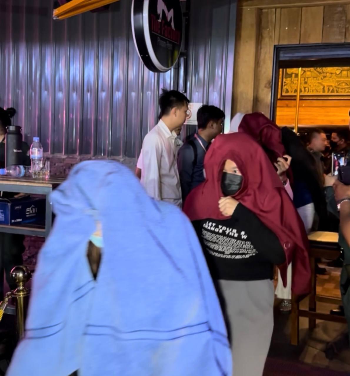 ឆ្មក់ហាងបាបារាំង​៖ ឃាត់ខ្លួនថៅកែនិងបុគ្គលិកស្រីៗ​ ពាក់ព័ន្ធសេវាផ្លូវភេទខុសច្បាប់