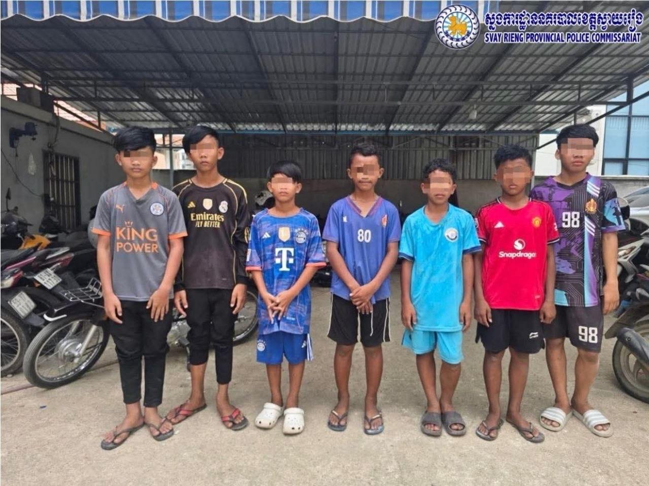 ឃាត់ខ្លួនក្មេងទំនើង០៧នាក់ បង្ហោះរូបកាន់កាំបិតឌឺដងគ្នាលើ Facebook នៅបាវិត រួចហើយសមត្ថកិច្ចអប់រំទើបឲ្យត្រឡប់ទៅផ្ទះវិញ!